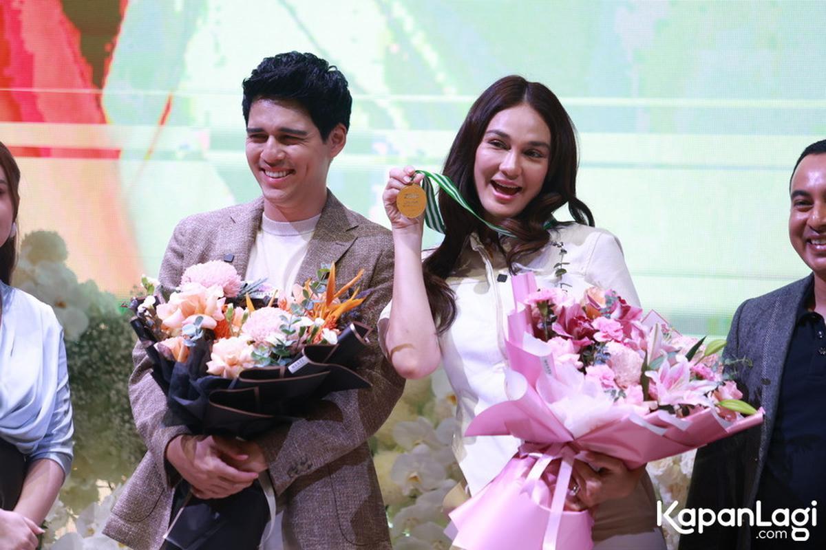 Pernikahan Luna & Maxime Penuh Unsur Personal: Lukisan Ayah Luna Hingga Wajah Ibu Maxime di Kain Melukat