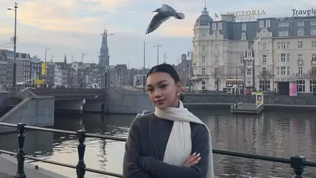 Tampilan Ready-To-Go Naura Ayu Selama Liburan di Eropa, Andalkan Sleek Updo dan Full Lips untuk Tampil Cantik Menawan