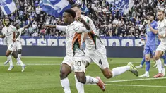 Pemain Venezia, John Yeboah (tengah kiri) melakukan selebrasi bersama Jay Idzes (tengah kanan) setelah mencetak gol ke gawang Empoli dalam laga lanjutan Liga Italia 2024/2025 di Carlo Castellani Stadium, Empoli, Italia, Minggu (20/04/2025) waktu setempat. (AP Photo/LaPresse)