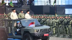 Presiden Prabowo Subianto didampingi Menteri Pertahanan Sjafrie Sjamsoeddin saat melaksanakan inspeksi pasukan dalam upacara HUT ke-80 TNI di kawasan Silang Monas, Jakarta, Minggu (5/10/2025). (merdeka.com/Arie Basuki)