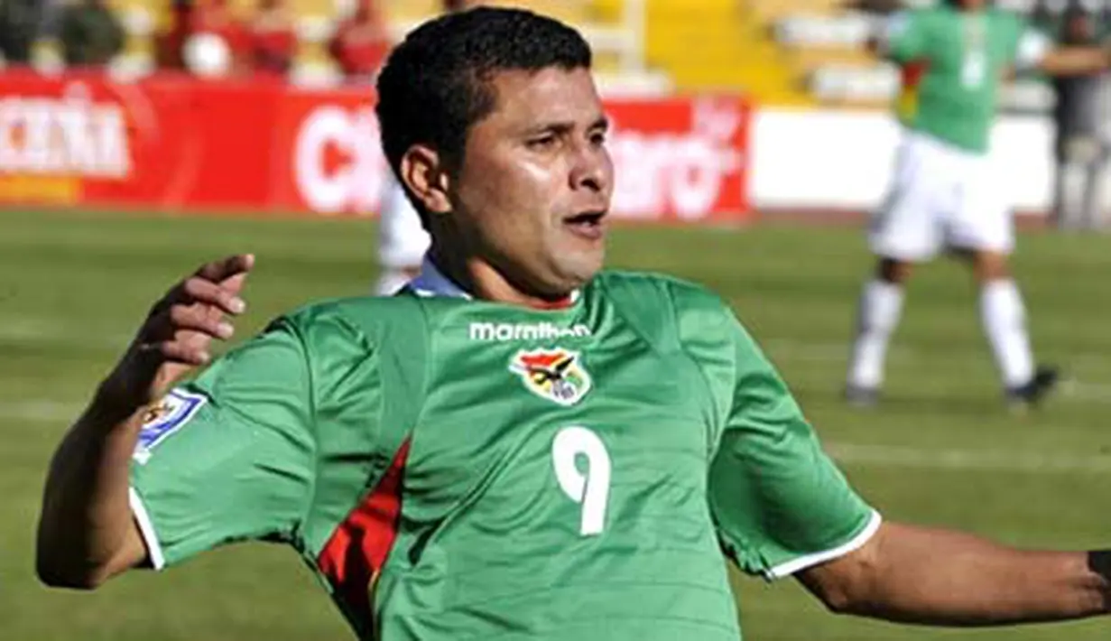 Bolivia&#039;s Joaquin Botero celebrates after scoring against Argentina during their FIFA World Cup South Africa-2010 qualifier match at Hernando Siles stadium in La Paz on April 1, 2009. AFP PHOTO/Aizar Raldes