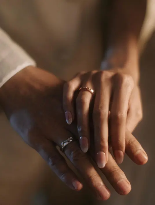 Cincin emas putih dan perak ini memiliki lambang infinity di bagian tengah [instagram/miktambayong]