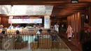 Sejumlah pengunjung tetap berbelanja dan beraktivitas seperti biasa di Mal Grand Indonesia, Jakarta, Jumat (15/1/2016). Pasca serangan teroris yang terjadi di Kawasan Thamrin tidak berdampak besar pada pusat perbelanjaan. (Liputan6.com/Angga Yuniar)