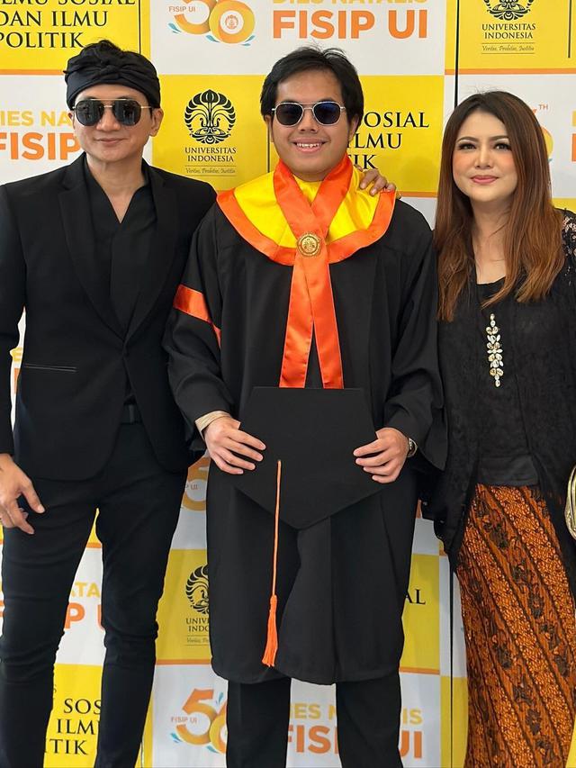 6 Potret Beda Gaya Wina Natalia dan Gista Putri Hadiri Wisuda Salvaditya Tama