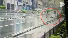 Seorang penumpang ojol menjadi korban jambret. Nahasnya, ia sampai terseret motor saat kejadian.