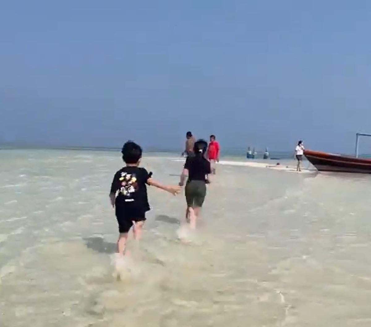 Walau begitu, saat pulau ini muncul banyak wisatawan yang ingin mengunjungi pulau ini karena unik.