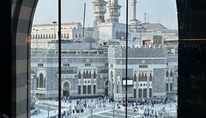 Masjidil Haram dilihat dari lantai P3 Zamzam Tower Mall, Makkah, Arab Saudi. (Liputan6.com/Asnida Riani)