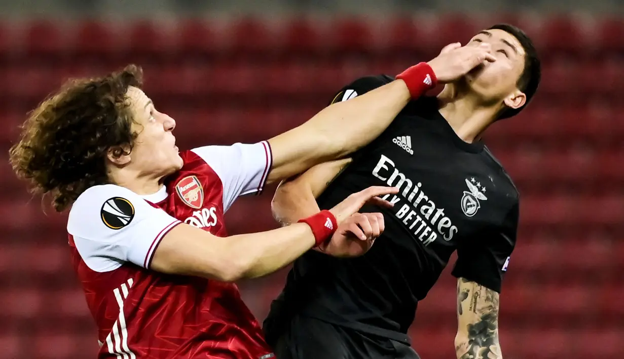 David Luiz - Bek tangguh ini pernah memebela dua klub London yakni Chelsea dan Arsenal selama berkarier Liga Inggris. Total Luiz telah menorehkan 213 pertandingan di Premier League. (AFP/Aris Messinis)