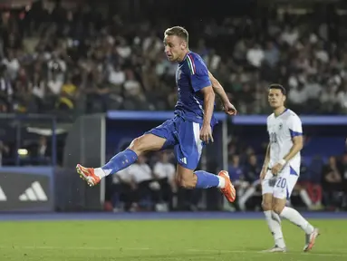 Pemain Italia, Davide Frattesi, mencetak gol apik ke gawang Bosnia-Herzegovina dalam laga uji coba internasional terakhir jelang Euro 2024 di Stadio Carlo Castellani, Senin (10/6/2024). (Massimo Paolone/LaPresse via AP)