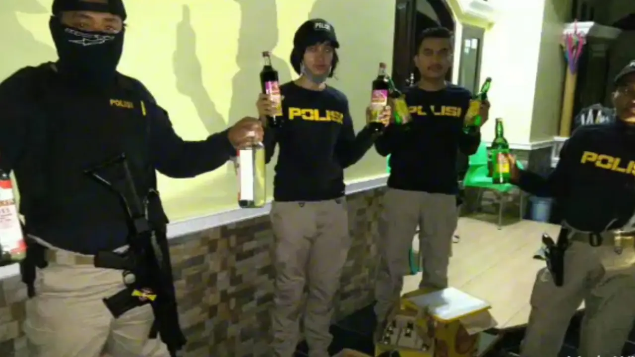 Tim Halilintar Polres Cilacap menyita ratusan botol miras dari emak-emak juragan miras. (Foto: Liputan6.com/Muhamad Ridlo/Polres Cilacap)