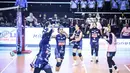 Pemain Petrokimia Gresik Pupuk Indonesia melakukan selebrasi usai mendapatkan poin dari TNI AU Electric pada Final Four Livoli Divisi Utama 2025 yang bertempat di GOR Ki Mageti, Magetan Rabu (15/10/2025).