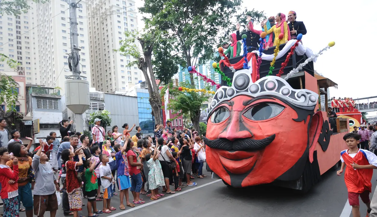 Mobil hias karnaval Cap Go Meh 2018 disambut warga di Jalan Gajah Mada, Jakarta, Minggu (4/3). Beragam atraksi budaya yang ada di Indonesia ditampilkan dalam karnaval perayaan Cap Go Meh 2018 di kawasan Glodok Jakarta. (Liputan6.com/Helmi Fithriansyah)