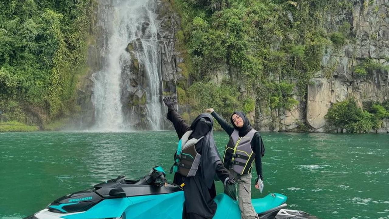 Buktikan Cadar dan Busana Syar'i Tak Jadi Penghalang, Ini 7 Potret Umi Pipik Ngebut Naik Jetski di Danau Toba