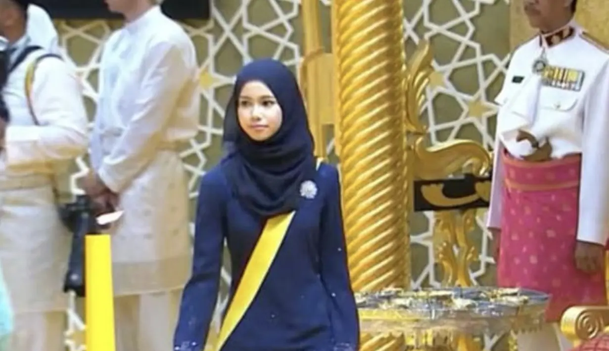 Pada kesempatan ini, Putri ameerah tampil dalam balutan kebaya kurung bernuansa navy yang begitu elegan.  [Foto: Instagram/ 𝑷. 𝑨𝑴𝑬𝑬𝑹𝑨𝑯 𝑾𝑨𝑹𝑫𝑨𝑻𝑼𝑳 𝑩𝑶𝑳𝑲𝑰𝑨𝑯]