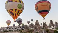 Sejumlah balon udara panas yang membawa wisatawan terbang di atas Nevsehir di wilayah Cappadocia, Turki (5/9). (AFP Photo/Yasin Akgul)