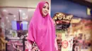 Berhijab syar’i tak menutup kemungkinan bagi Nuri untuk semakin terlihat modis. Pasalnya, ia sangat pandai memadu padankan warna busana dan hijabnya. (Instagram/nurimaulida)