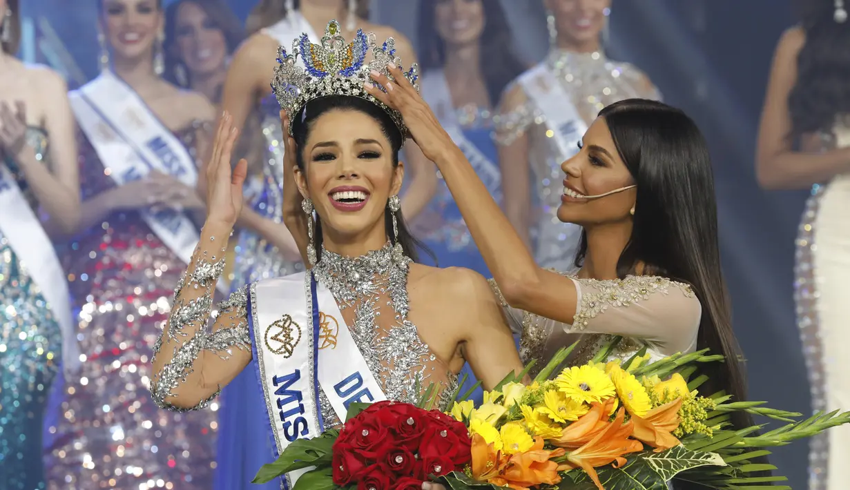 Ekspresi Thalia Olvino dari Delta Amacuro saat menerima mahkota Miss Venezuela 2019 di Caracas, Venezuela (1/8/2019). Wanita 19 tahun akan mewakili Venezuela  untuk Miss Universe tahun ini. (AP Photo/Ariana Cubillos)