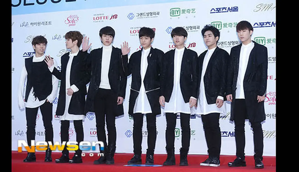 Boy band Infinite berpose di red carpet acara Seoul Music Awards 2015, Korea, Kamis (22/1/2015). (mwave.interest.me)