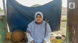 Neng Mulyani atau Bu Neng tengah beristirahat di pos jaga yang berada di Batuceper, Tangerang, Jumat (15/11/2019). Ibu dari empat anak ini biasanya mulai menjaga perlintasan kereta ini dari jam 5 pagi hingga jam 2 siang. (Liputan6.com/Magang/Andika Zulfikar)