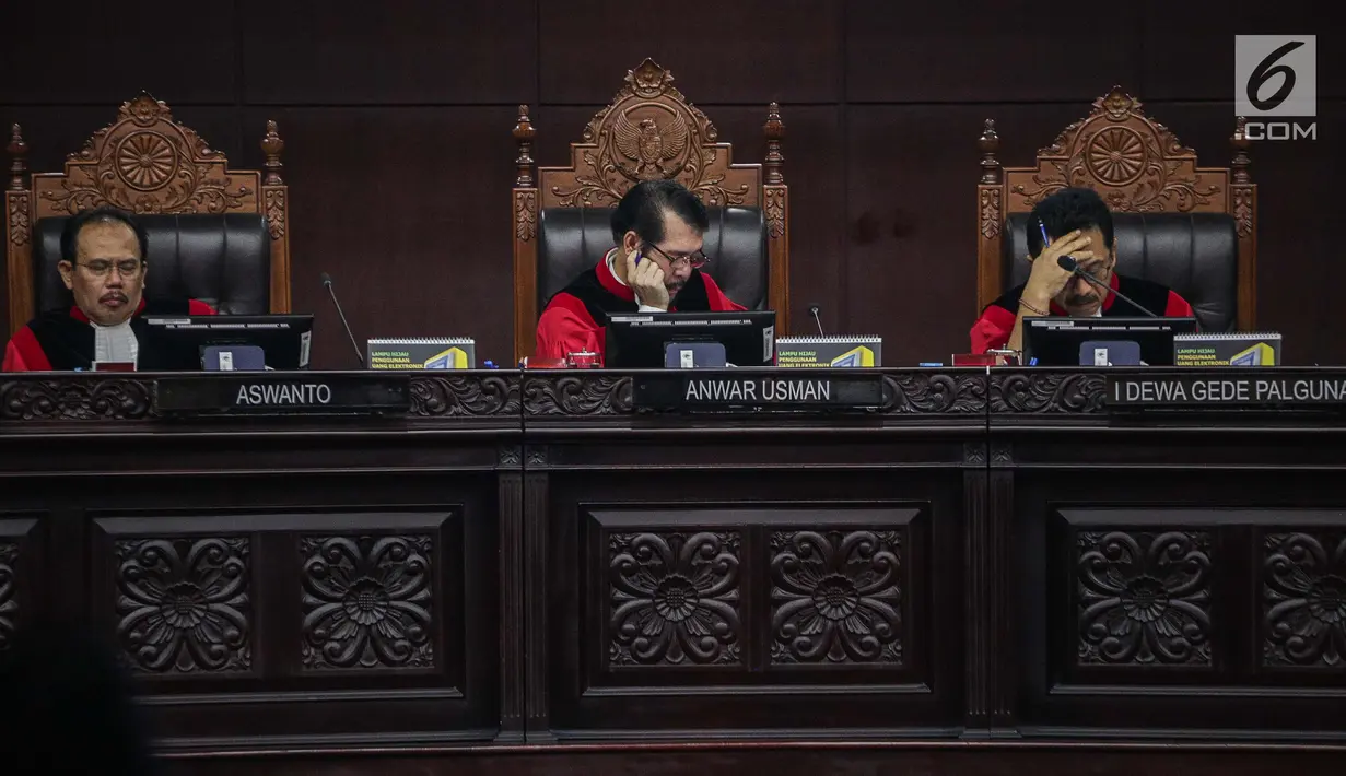 Ekpresi majelis hakim saat memimpin sidang putusan sengketa Pilpres 2019 di Gedung Mahkamah Konstitusi (MK), Jakarta, Kamis (27/6/2019). MK akan membacakan putusan sengketa Pilpres 2019 yang dimohonkan kubu Prabowo-Sandiaga. (Liputan6.com/Faizal Fanani)