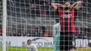 Hingga babak pertama usai, Olivier Giroud dan kawan-kawan masih belum mampu menyamakan skor. AC Milan masih tertinggal 0-1 hingga waktu turun minum. (AP/Antonio Calanni)