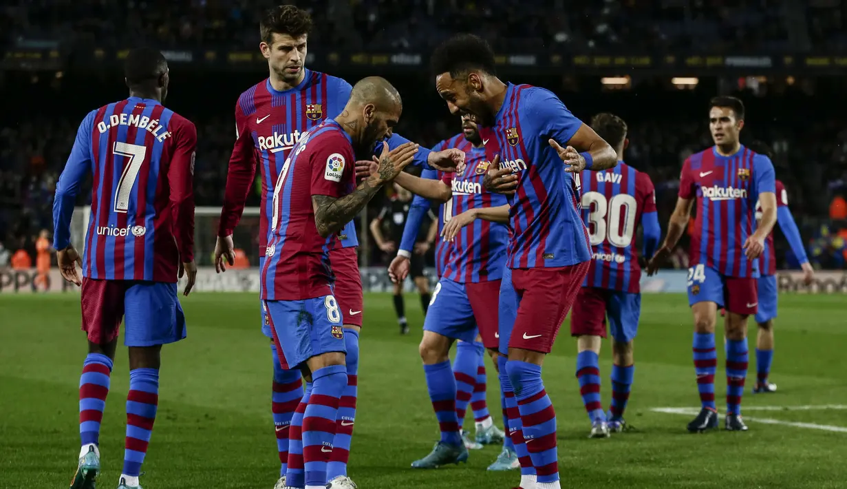 Penyerang Barcelona, Pierre-Emerick Aubameyang (tengah kanan) berselebrasi dengan rekan setimnya usai mencetak gol ke gawang Osasuna pada pertandingan lanjutan La Liga Spanyol di di stadion Camp Nou di Barcelona, Senin (14/3/2022). Barcelona menang telak atas Osasuna 4-0. (AP Photo/Joan Monfort)