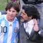 Lionel Messi dan Diego Maradona setelah laga Timnas Argentina kontra Korea Selatan di Piala Dunia 2010. (AFP/Gabriel Bouys)