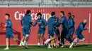 Para pemain Sevilla menghadiri sesi latihan sebelum menjamu Chelsea pada matchday kelima Grup E Liga Champions, di sport City di Seville pada Selasa (1/12/2020). Pertandingan antara Sevilla kontra Chelsea nanti akan menjadi laga perebutan gelar juara grup E. (CRISTINA QUICLE /AFP)