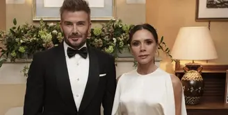 Dress dengan detail unik hadirkan pesona yang menjanjikan. Kali ini ia tampil dengan aksen draperry pada bagian perut dan aksen cutting lengan yang begitu unik. [Foto: Instagram/ Victoria Beckham]