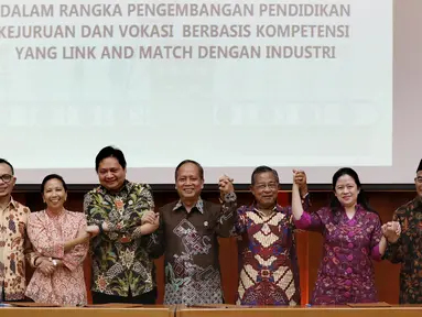 Sejumlah menteri usai penandatanganan Nota Kesepahaman 5 Menteri dan Perjanjian Kerjasama SMK dan Industri di Kementerian Perindustrian Jakarta, Selasa (29/11). (Liputan6.com/Fery Pradolo)