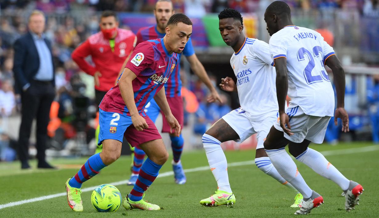 Barcelona memperoleh peluang pertamanya pada menit ke-25. Tembakan Sergino Dest dari jarak dekat usai menerima umpan Ansu fati masih melayang di atas mistar. (AFP/Lluis Gene)