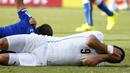 Luis Suarez (kanan) dan Giorgio Chiellini tergeletak usai beradu kontak untuk merebut bola, Brasil, Selasa (24/6/14). (REUTERS/Tony Gentile)