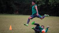 Kiper Persip, Awan Setho, mengikuti latihan seleksi Timnas Indonesia U-19 di Lapangan POR Sawangan, Depok, Jawa Barat, Senin (1/8/2016). Persiapan itu dilakukan jelang turnamen Piala AFF U-19. (Bola.com/Vitalis Yogi Trisna)