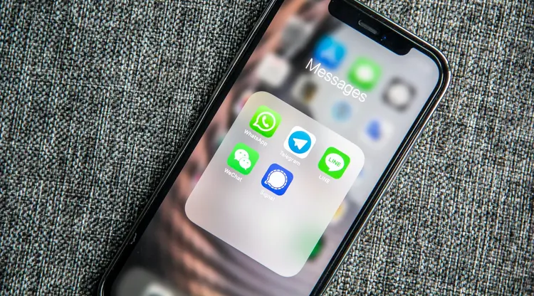 Ilustrasi WhatsApp dan aplikasi pesan instan.  Adem AY/Unsplash