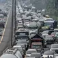 Kendaraan wisatawan terjebak penutupan jalur Puncak akibat sistem satu arah di Tol Jagorawi, Pandansari, Bogor, Jawa Barat, Minggu (19/9/2021). Pemberlakuan sistem satu arah menggantikan penerapan ganjil genap guna mengurai kepadatan di kawasan Puncak. (merdeka.com/Iqbal S. Nugroho)