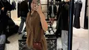 Melepas cardigannya, Jennie BLACKPINK pamer Mini Bag with Top Handle dari Chanel seharga Rp92jutaan [@jennierubyjane]
