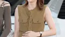 Dengan wajah bare face, Nayeon TWICE tampil stylish dengan outfit yang ia kenakan. Memadukan sleeveless knitwear dan celana cokelat yang nyaman [@nayeonunnie]