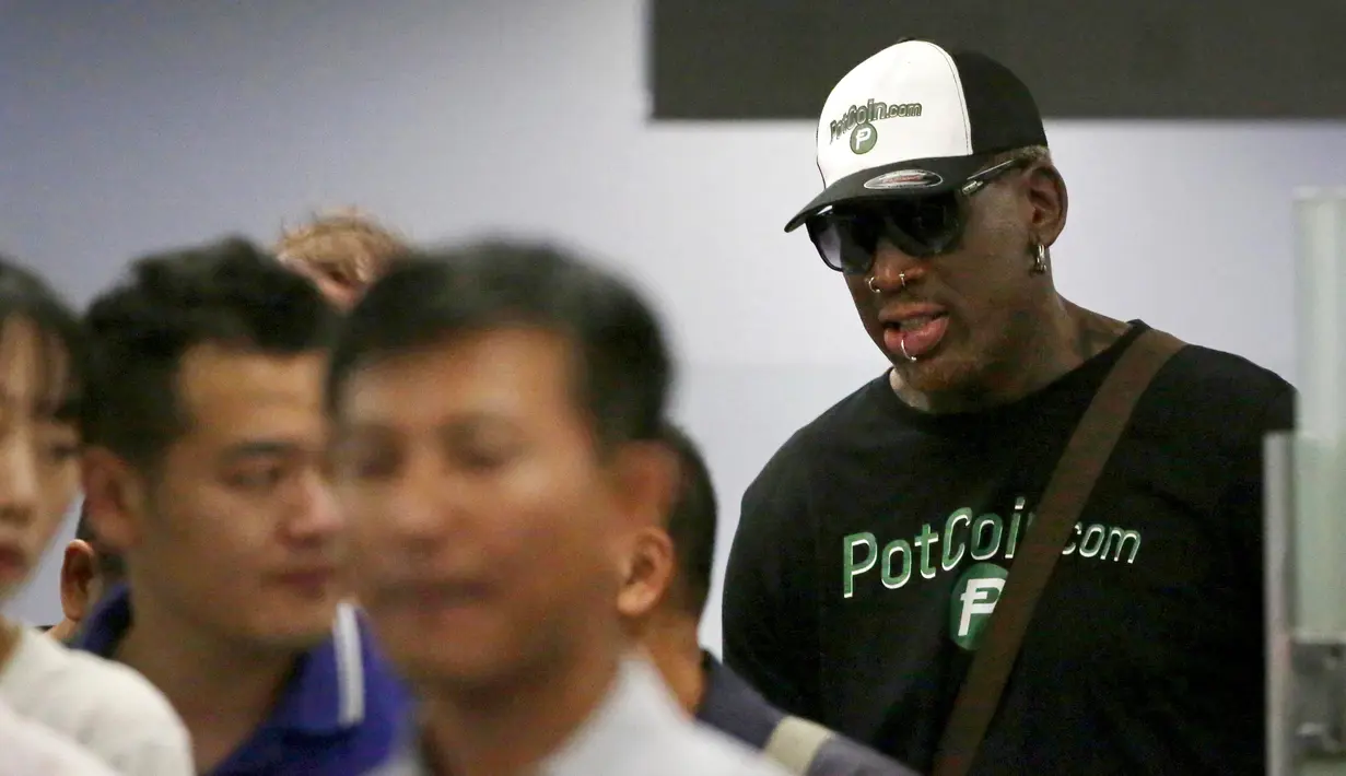 Mantan pemain Chicago Bulls, Dennis Rodman saat dalam antrian keamanan di terminal 2 Bandara Internasional Beijing 2 di Beijing, China (13/6). Dennis Rodman pernah mengatakan bahawa Kim Jong Un merupakan teman untuk seumur hidup. (AP Photo/Wong Maye-E)