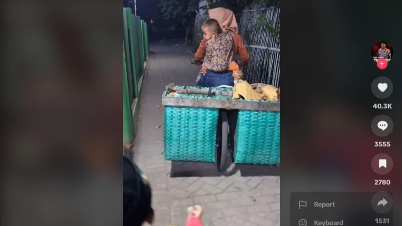 Usai berpamitan, sang Ibu langsung bergegas ke sepedanya. Ia kemudian mengayuh sepeda untuk meninggalkan rumah polisi ini. <br>
