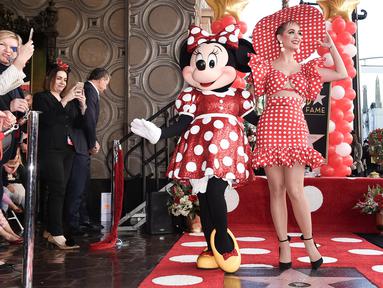 Minnie Mouse bersama penyanyi Katy Perry menghadiri penghargaan Hollywood Walk of Fame atas nama Minnie Mouse di Los Angeles, Senin (22/1). Minnie Mouse mendapat bintang di Hollywood Walk of Fame setelah menunggu 90 tahun. (Richard Shotwell/Invision/AP)