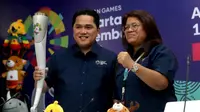 Ketua Inasgoc, Erick Thohir dan Herty Purba, Koordinator Ceremony Inasgoc saat mengangkat obor Asian Games 2018. (Humas Inasgoc)