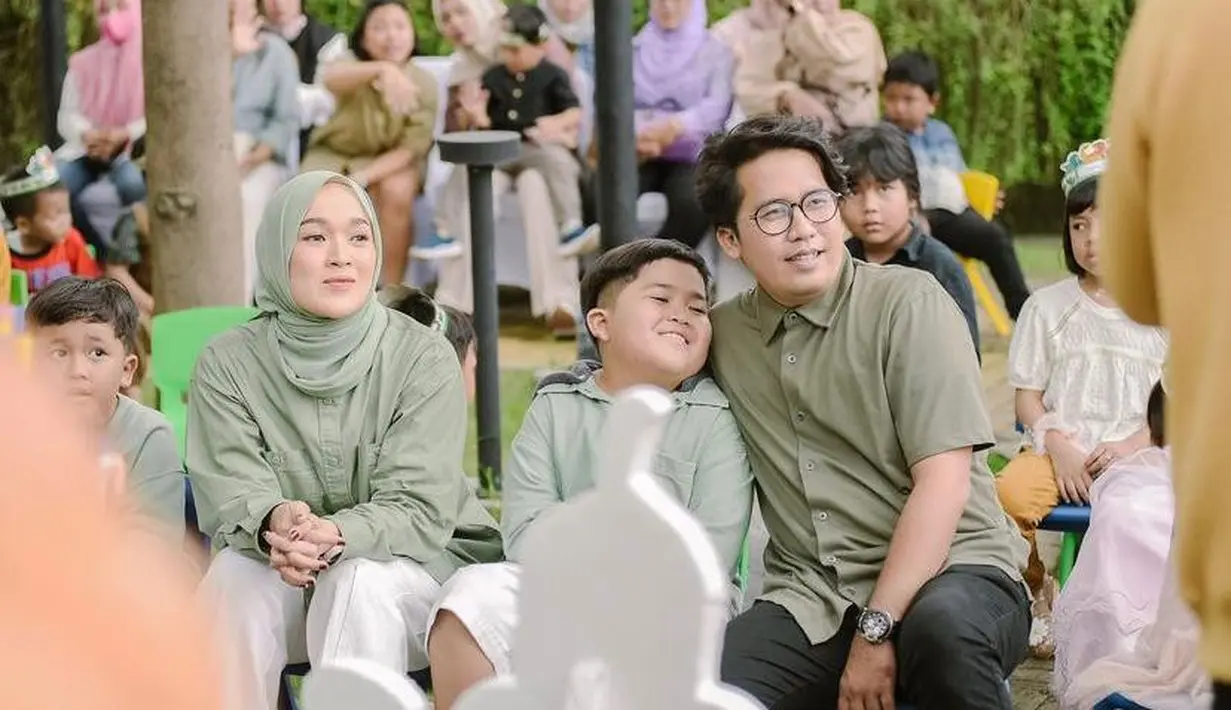 Kebersamaan Ririe dan Ayus sontak mencuri perhatian netizen. Banyak netizen yang memuji keteguhan hati Ririe Fairus. @ririe_fairus.