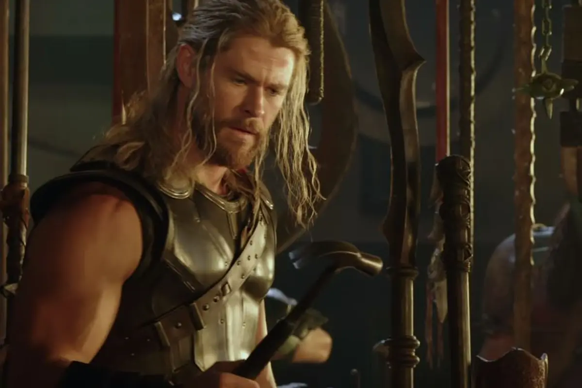 Chris Hemsworth sebagai Thor