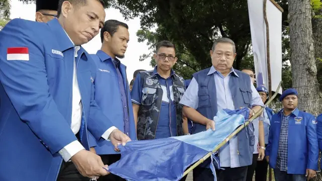 SBY saat melihat baliho dan atribut Partai Demokrat yang dirusak