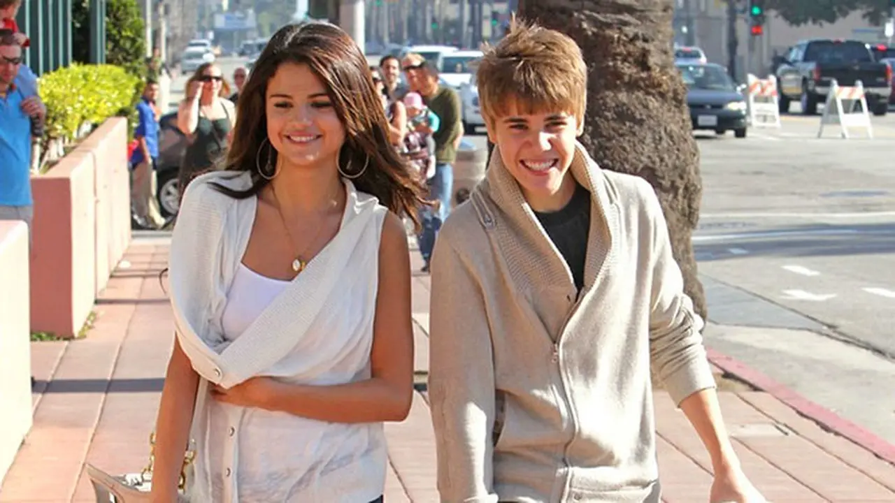 bieber-gomez-131104c.jpg