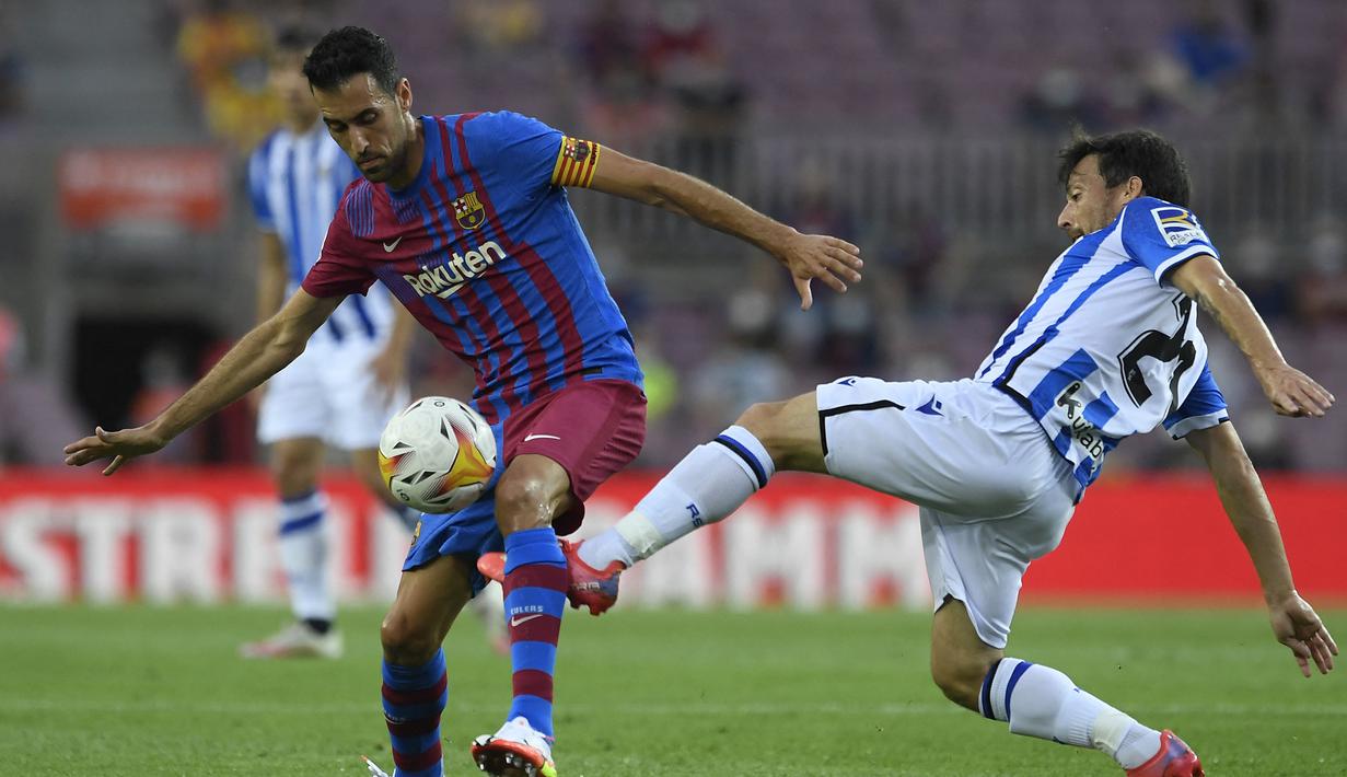 Sergio Busquets. Gelandang bertahan Spanyol berusia 33 tahun ini kini memasuki musim ke-14 bersama Barcelona. Ia adalah produk Akademi Barcelona yang mulai memperkuat tim senior pada musim 2008/2009. Total telah tampil dalam 631 laga di semua kompetisi dengan mencetak 15 gol. (Foto: AFP/Josep Lago)