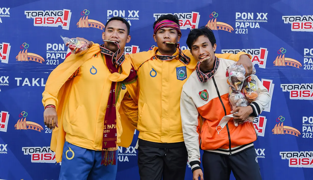 Sprinter Nusa Tenggara Barat Lalu Mohammad Zohri (tengah) bersama sprinter lainnya yaitu sprinter NTB Sudirman Hadi (kiri) dan sprinter Kalteng Eko Rimbawan menerima medali nomor lari 100 meter PON XX Papua (Foto: PB PON XX PAPUA 2021/Rommy Pujianto)