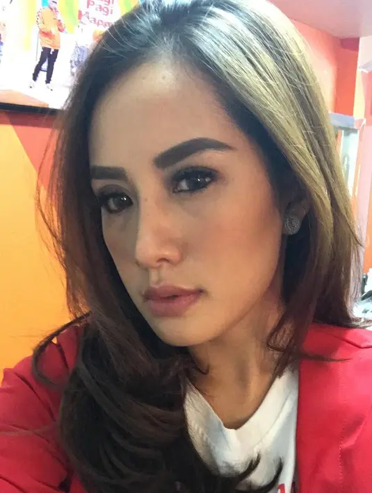 Seperti diketahui, beberapa tahun lalu, pemeran dalam sinetron Bidadari Takut Jatuh Cinta itu pernah disebut mucikari Robby Abbas dalam kasus prostitusi online. Akibat berita tersebut, ia mengaku sepi tawaran. Baik nyanyi maupun akting.