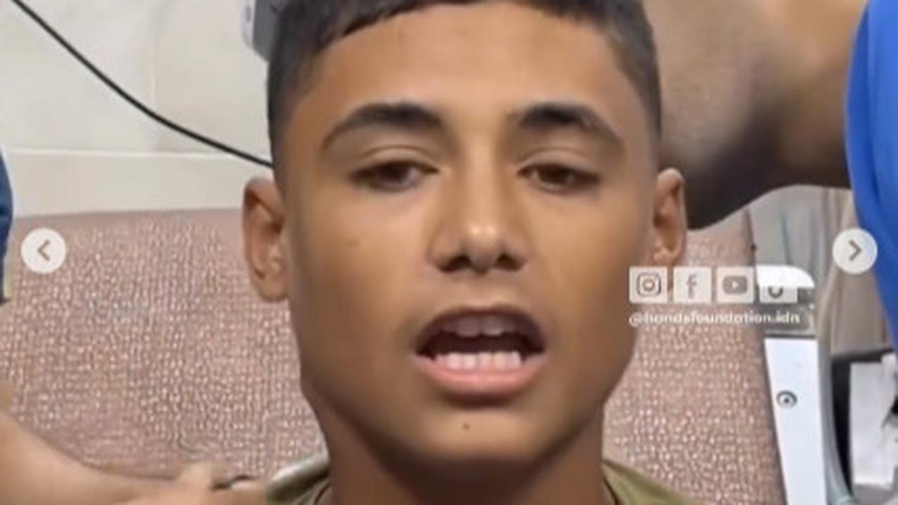 Anak Palestina di Gaza ini Ngotot Mau Salat Magrib saat Peluru Israel Menancap di Lehernya