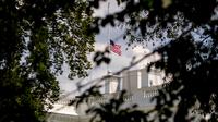 Bendera Amerika Serikat berkibar setengah tiang di Gedung Putih, Washington DC, Minggu (4/8/2019). Presiden Donald Trump memerintahkan pengibaran bendera setengah tiang di semua gedung pemerintah untuk mengenang korban tewas dalam dua penembakan massal di El Paso, Texas, dan Ohio. (AP/Andrew Harnik)